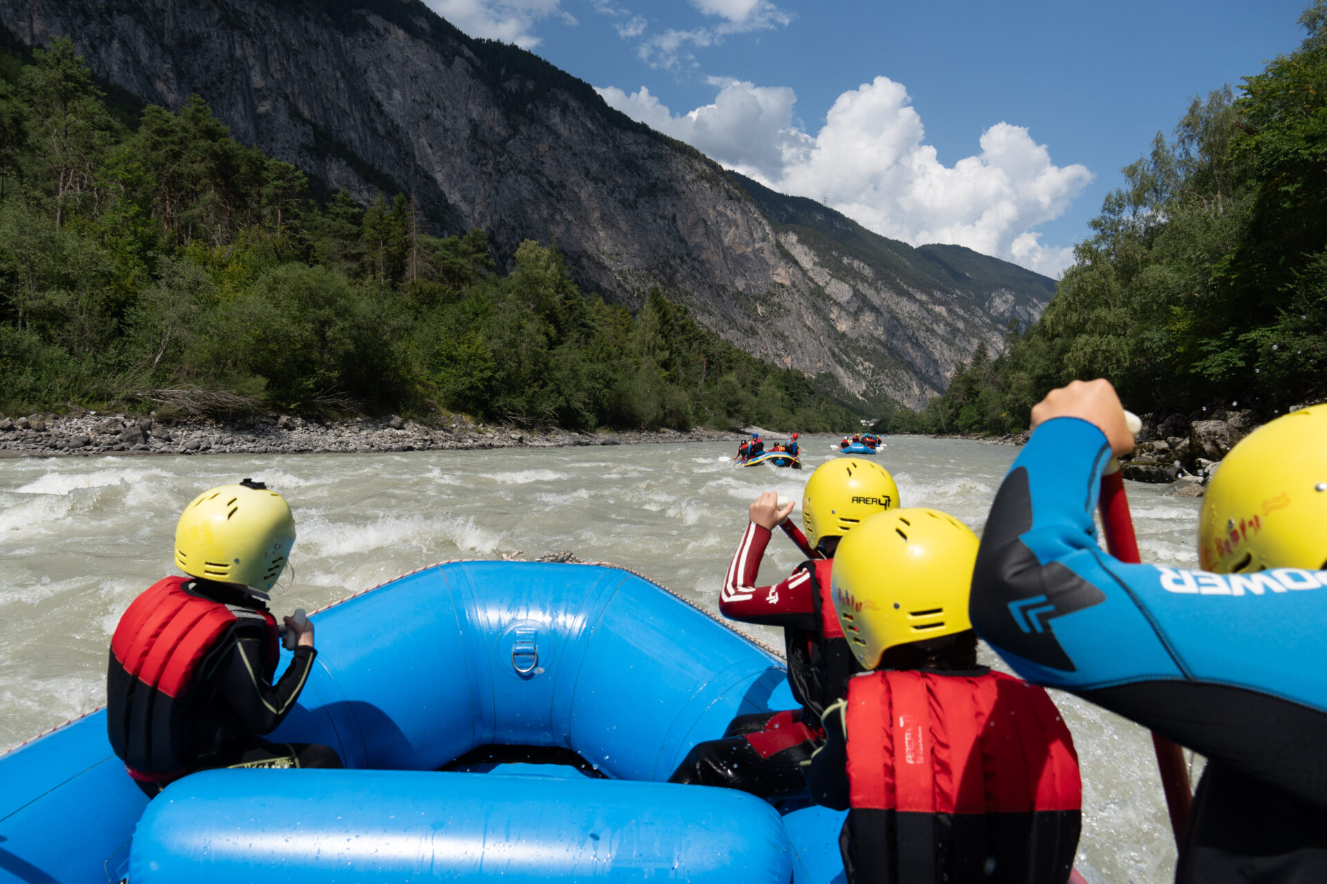 Kinder erleben gemeinsam ein Rafting-Abenteuer in der AREA 47